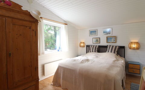 Mielikki - 2Km from the Sea: Interior Design, Legna, Camera Da Letto, Pavimentazione, Soffitto, Pavimento, Letto, Mobilia, Camera, Lenzuolo