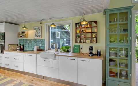Mielikki - 2Km from the Sea: Cucina, Cabinetry, Interior Design, Controsoffitto, Mobilia, Elettrodomestico Da Cucina, Legna, Pavimentazione, Apparecchio Major, Soffitto