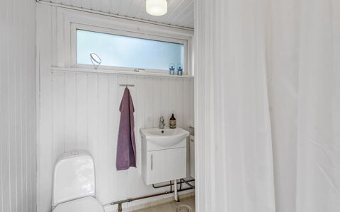 Mielikki - 2Km from the Sea: Pavimentazione, Pavimento, Idraulico Fixture, Interior Design, Soffitto, Bagno, Idraulico, Camera, Lavello, Gabinetto