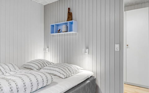 Hellena - 600M from the Sea: Pavimentazione, Idraulico Fixture, Pavimento, Interior Design, Bagno, Gabinetto, Idraulico, Lavello, Mobiletto Del Bagno, Rubinetto