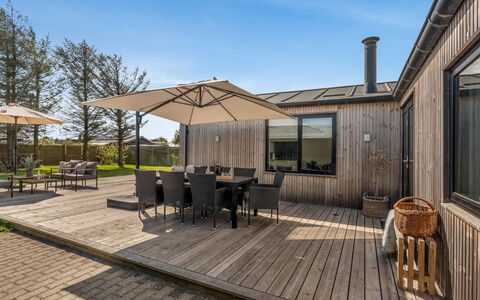 Hellena - 600M from the Sea: Legna, Casa, Portico, Deck, Latifoglie, Tetto, Color Legno, Pavimento In Legno, Eco Hotel
