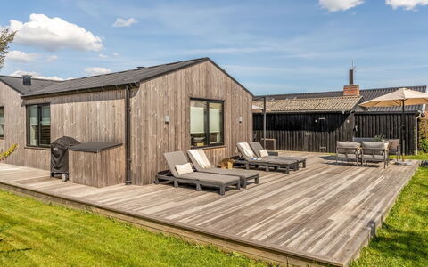Hellena - 600M from the Sea: Legna, Casa, Portico, Deck, Latifoglie, Tetto, Color Legno, Pavimento In Legno, Eco Hotel