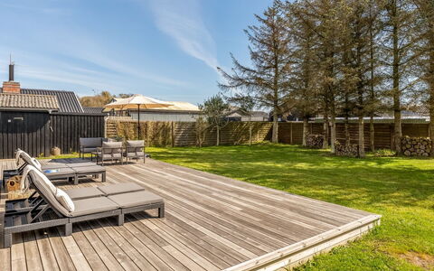Hellena - 600M from the Sea: Legna, Casa, Portico, Deck, Latifoglie, Tetto, Color Legno, Pavimento In Legno, Eco Hotel