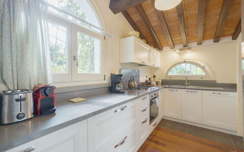 Villa Elena: Cucina, Interior Design, Controsoffitto, Legna, Soffitto, Elettrodomestico Da Cucina, Cabinetry, Pavimentazione, Apparecchio Major, Mobilia