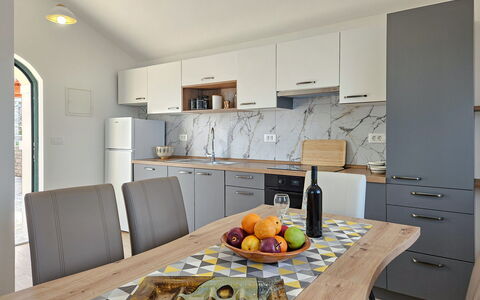 Brankovi Dvori: Mobilia, Interior Design, Pavimentazione, Cucina, Controsoffitto, Legna, Pavimento, Soffitto, Illuminazione, Cabinetry