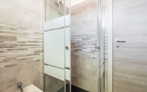 Doxina: Pavimentazione, Pavimento, Bagno, Idraulico Fixture, Piastrella, Doccia Porta, Gabinetto, Idraulico