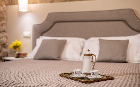Maccari Suite: Mobilia, Camera Da Letto, Interior Design, Letto, Bedding, Lenzuolo, Biancheria, Tessile, Illuminazione, Camera