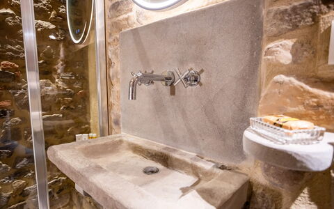 Maccari Suite: Idraulico Fixture, Pavimentazione, Interior Design, Rubinetto, Bagno, Lavello, Idraulico, Pavimento, Illuminazione, Piastrella