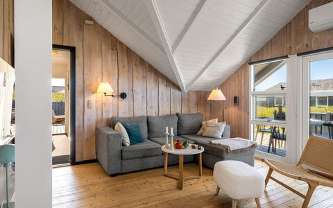 Mimi - 120M from the Sea: Legna, Soffitto, Interior Design, Casa, Villetta, Latifoglie, Plank, Color Legno, Lampada, Sedia
