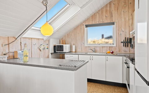 Mimi - 120M from the Sea: Cucina, Legna, Soffitto, Interior Design, Controsoffitto, Pavimentazione, Casa, Lampada, Pavimento, Mobilia