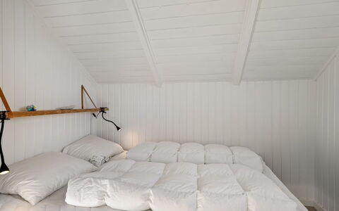Mimi - 120M from the Sea: Camera Da Letto, Legna, Letto, Mobilia, Interior Design, Lenzuolo, Biancheria, Bedding, Soffitto, Pavimento