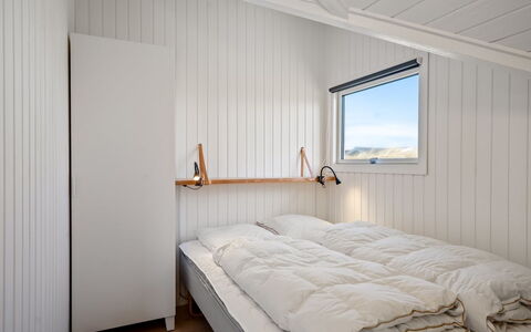 Mimi - 120M from the Sea: Legna, Camera Da Letto, Soffitto, Letto, Pavimento, Lenzuolo, Bedding, Biancheria, Telaio Del Letto, Plank