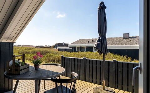 Mimi - 120M from the Sea: Legna, Architettura, Casa, Tetto, Latifoglie, Shade, Portico, Raccordo, Plank, Estate