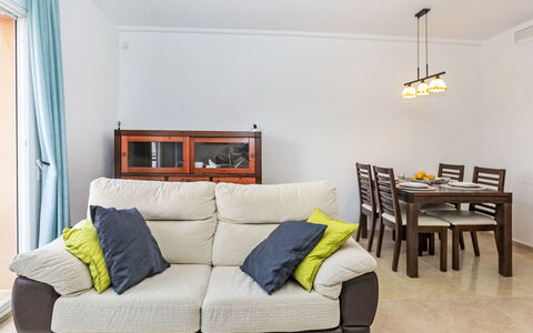 Llevant: Mobilia, Proprietà, Divano, Tavolo, Comfort, Legna, Rettangolo, Soggiorno, Interior Design, Illuminazione