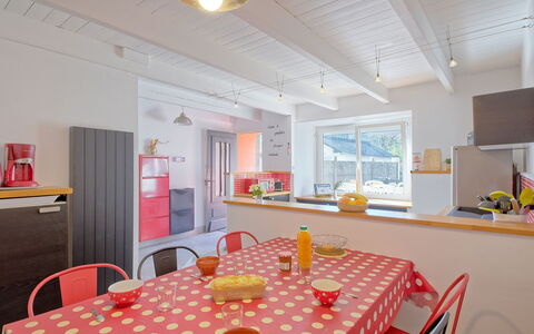 Ker Lolis: Mobilia, Interior Design, Pavimentazione, Soffitto, Legna, Pavimento, Camera, Cucina, Illuminazione, Sedia