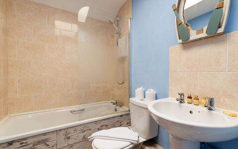 Harbourside Hideaway: Bagno, Idraulico Fixture, Pavimentazione, Pavimento, Interior Design, Gabinetto, Vasca Da Bagno, Idraulico, Toilet Seat, Rubinetto