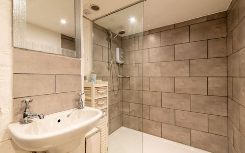 Piskey Cottage: Bagno, Pavimentazione, Idraulico Fixture, Parete, Pavimento, Interior Design, Gabinetto, Idraulico, Lavello, Rubinetto