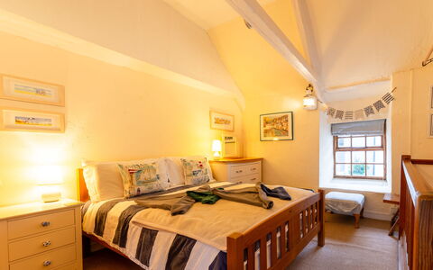 Piskey Cottage: Letto, Mobilia, Interior Design, Camera Da Letto, Bedding, Parete, Lenzuolo, Pavimento, Pavimentazione, Legna