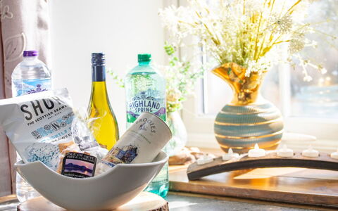 The Cottage: Tavola, Bottiglia, Serveware, Bicchieri, Bottiglia Di Vetro, Cibo, Dishware, Porcellana