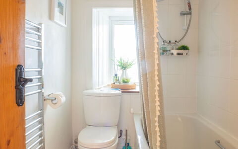 The Cottage: Bagno, Idraulico Fixture, Interior Design, Gabinetto, Pavimento, Pavimentazione, Idraulico, Toilet Seat, Rubinetto, Lavandino Del Bagno