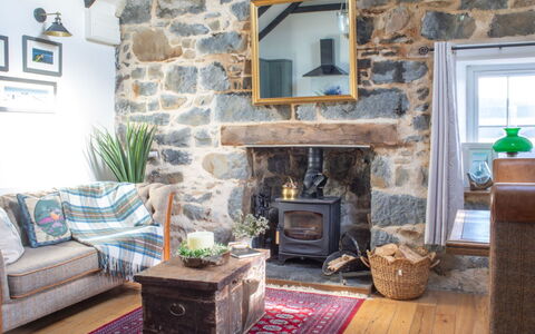 The Cottage: Mobilia, Parete, Legna, Interior Design, Pavimentazione, Focolare, Muro ​​Di Pietra, Soggiorno, Casa, Pavimento