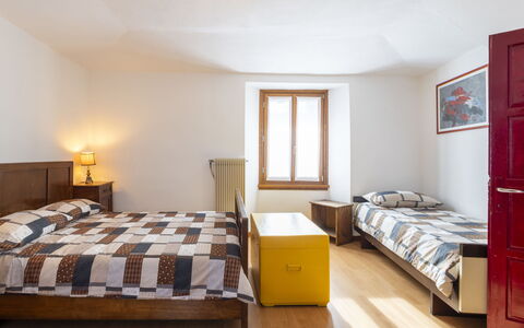 Morelli: Costruzione, Mobilia, Comfort, Finestra, Legna, Cabinetry, Illuminazione, Interior Design, Telaio Del Letto