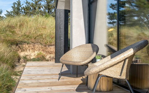 Helga - 900M from the Sea: Legna, Casa, Portico, Deck, Latifoglie, Tetto, Color Legno, Pavimento In Legno, Eco Hotel