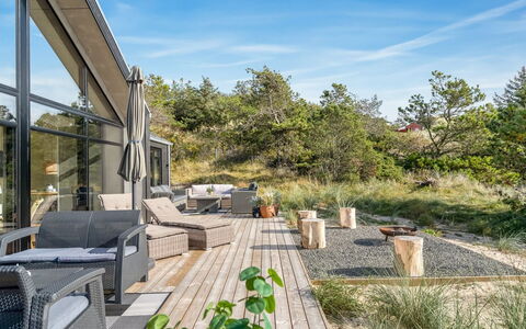 Helga - 900M from the Sea: Legna, Casa, Portico, Deck, Latifoglie, Tetto, Color Legno, Pavimento In Legno, Eco Hotel