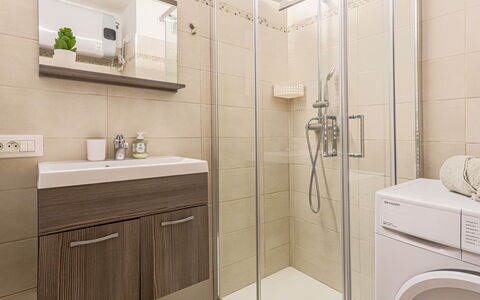 Le Diplomate: Bagno, Pavimentazione, Interior Design, Idraulico Fixture, Pavimento, Mobiletto Del Bagno, Lavandino Del Bagno, Lavello, Rubinetto, Gabinetto
