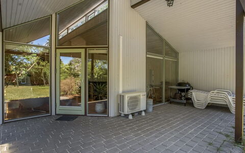 Gjorgjija - 50M from the Sea: Tetto, Porta, Raccordo, Villetta, Shade, Estate, Portico, Driveway, Edifici Giardino, Design