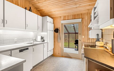 Gjorgjija - 50M from the Sea: Cucina, Legna, Controsoffitto, Soffitto, Apparecchio Major, Elettrodomestico Da Cucina, Interior Design, Casa, Pavimentazione, Cabinetry