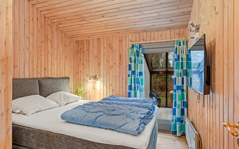 Gjorgjija - 50M from the Sea: Legna, Camera Da Letto, Interior Design, Pavimento, Pavimentazione, Letto, Mobilia, Camera, Soffitto, Lenzuolo
