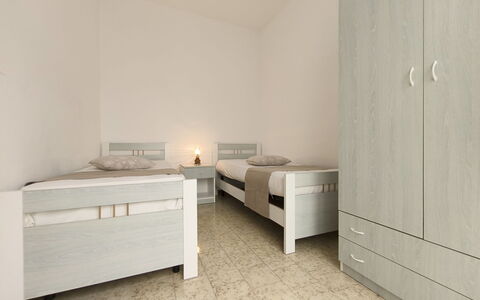Ugento 1: Pavimentazione, Pavimento, Interior Design, Camera Da Letto, Appartamento, Mobilia, Camera, Letto, Soffitto, Telaio Del Letto