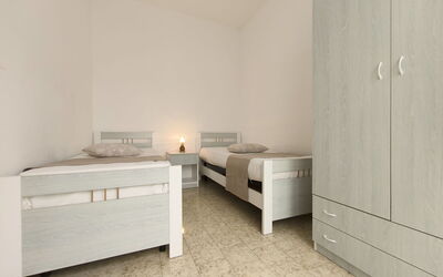 La Torre 1.1: Pavimentazione, Pavimento, Interior Design, Camera Da Letto, Appartamento, Mobilia, Camera, Letto, Soffitto, Telaio Del Letto
