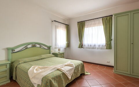 Apartments In Country Village Near Stintino: Letto, Interior Design, Mobilia, Camera Da Letto, Pavimentazione, Pavimento, Lenzuolo, Soffitto, Legna, Camera