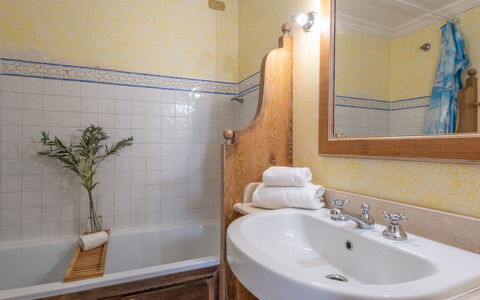 Villetta Mare Blu With Pool, Country Village, Stin: Bagno, Lavandino Del Bagno, Idraulico Fixture, Parete, Interior Design, Lavello, Pavimentazione, Rubinetto, Specchio, Pavimento