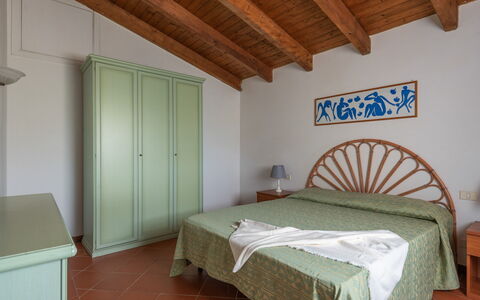 Villetta Mare Blu With Pool, Country Village, Stin: Camera Da Letto, Interior Design, Pavimentazione, Letto, Pavimento, Mobilia, Lenzuolo, Bedding, Telaio Del Letto, Camera
