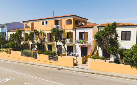 Casa Pavoncelle Apartments In Gallura: Costruzione, Finestra, Zona Residenziale, Cittadina, Facciata, Quartiere, Casa, Casa, Urban Design, Insediamento Umano