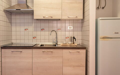 Casa Pavoncelle Apartments In Gallura: Cucina, Controsoffitto, Lavandino Della Cucina, Elettrodomestico Da Cucina, Cabinetry, Lavello, Apparecchio Major, Idraulico Fixture, Legna, Pavimentazione