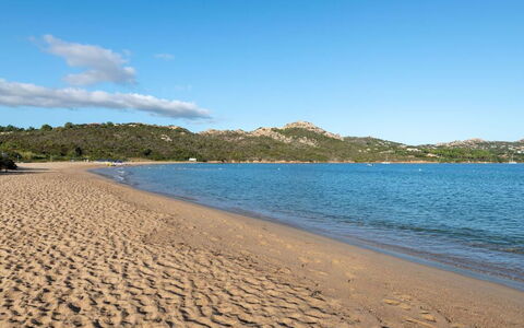 Casa D'orso Green Village Sardegna: Acqua, Nube, Cielo, Risorse Idriche, Azzurro, Spiaggia, Albero, Paesaggio Naturale, Costiera E Morfologie Oceanic, Banca