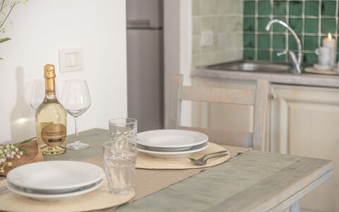 Casa D'orso Green Village Sardegna: Mobilia, Tavola, Dishware, Tavolo, Rubinetto, Lavello, Cabinetry, Legna, Interior Design, Bicchieri