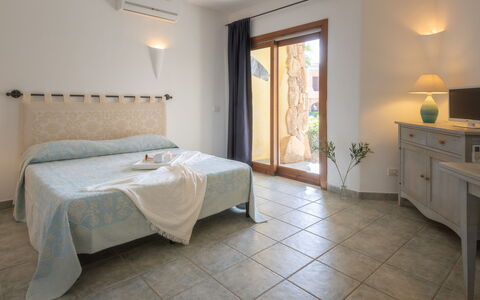 Casa D'orso Green Village Sardegna: Mobilia, Proprietà, Cabinetry, Comfort, Tavolo, Legna, Interior Design, Illuminazione, Pavimentazione, Costruzione