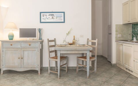 Casa D'orso Green Village Sardegna: Tavolo, Cabinetry, Mobilia, Proprietà, Costruzione, Scrivania, Cassetto, Sedia, Illuminazione, Scrivania Del Computer