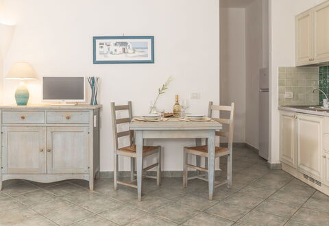 Casa D'orso Green Village Sardegna: Tavolo, Cabinetry, Mobilia, Proprietà, Costruzione, Scrivania, Cassetto, Sedia, Illuminazione, Scrivania Del Computer