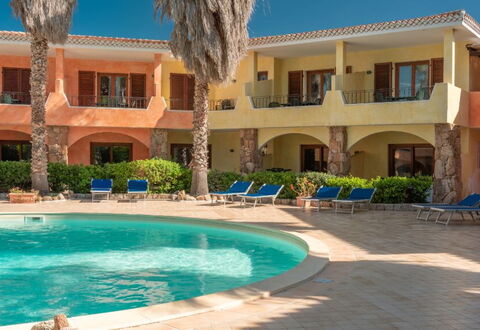 Casa Faro Green Village Sardegna: Acqua, Pianta, Costruzione, Proprietà, Finestra, Azzurro, Architettura, Albero, Cielo, Tempo Libero