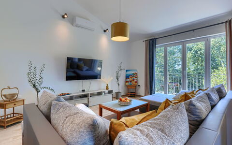 Fameja: Mobilia, Interior Design, Divano, Pavimentazione, Legna, Soggiorno, Pavimento, Camera, Soffitto, Tavolo