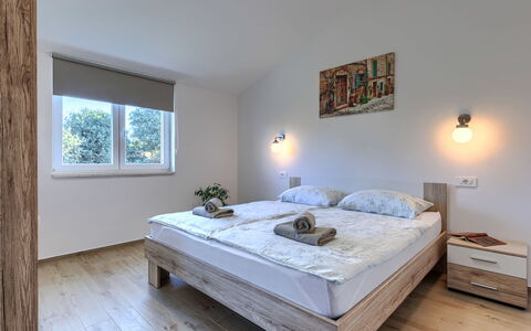 Fameja: Letto, Mobilia, Interior Design, Camera Da Letto, Pavimentazione, Legna, Pavimento, Soffitto, Camera, Bedding