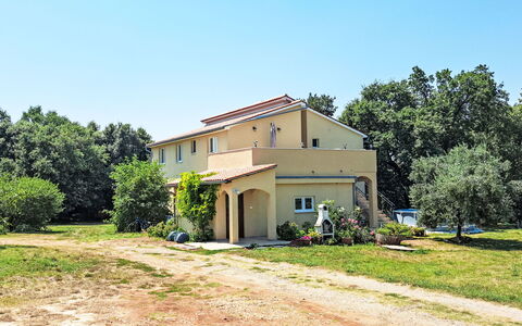 Fameja: Cielo, Pianta, Costruzione, Albero, Finestra, Lotto, Villetta, Casa, Paesaggio Naturale, Erba
