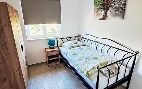Fameja: Mobilia, Finestra, Costruzione, Comfort, Legna, Pianta, Interior Design, Casa, Pavimento