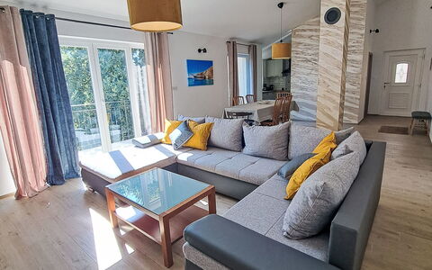 Fameja: Tavolo, Mobilia, Divano, Comfort, Costruzione, Lampada, Interior Design, Soggiorno, Casa, Pavimento